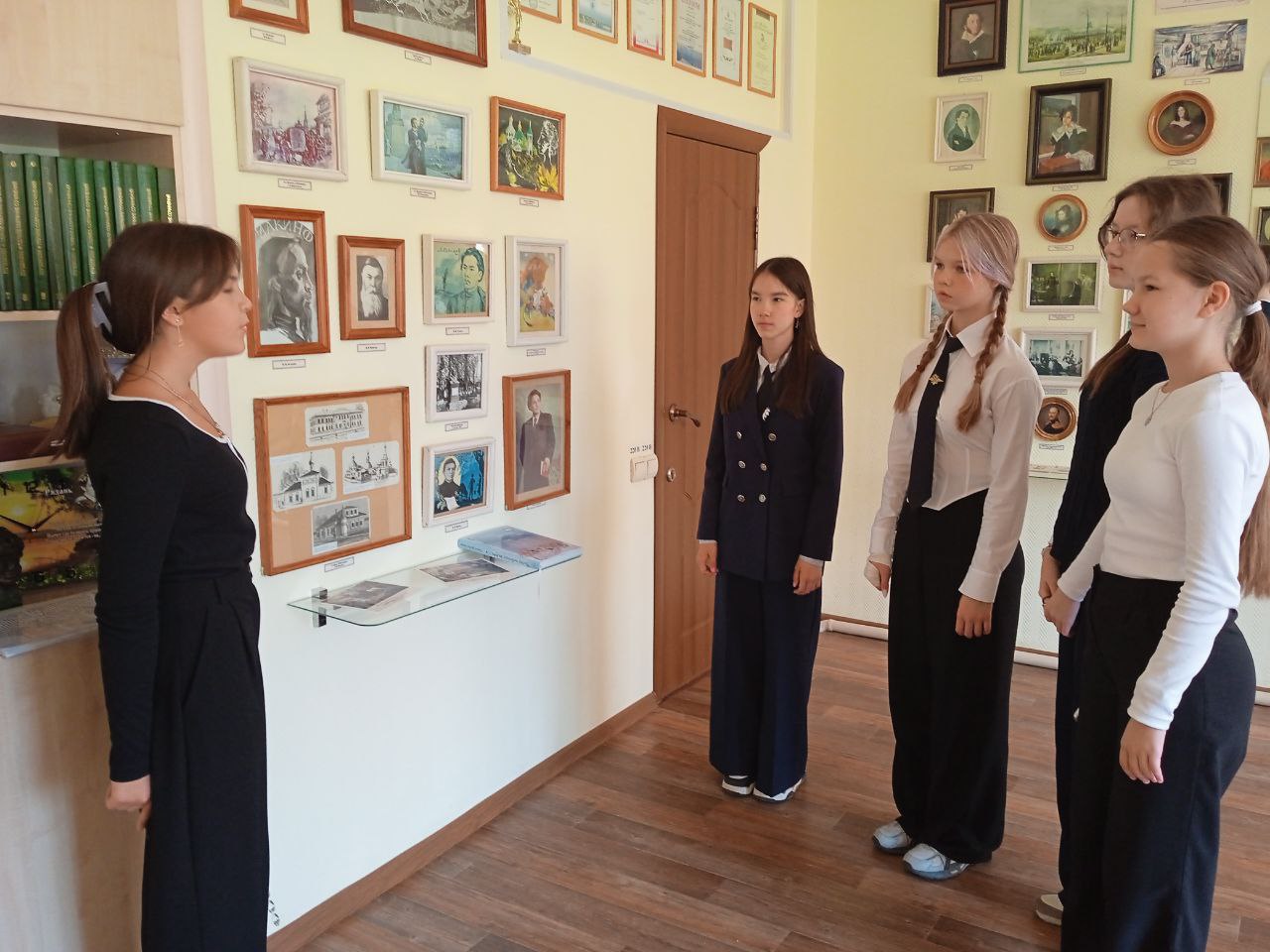 photo 5323446040675422439 y