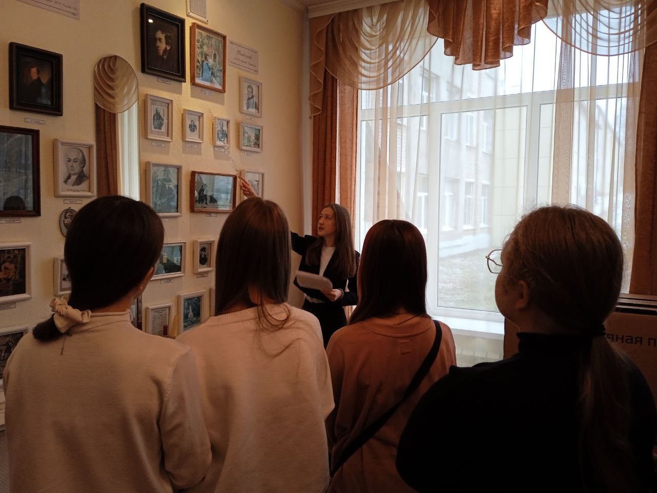 photo 5323446040675422440 y