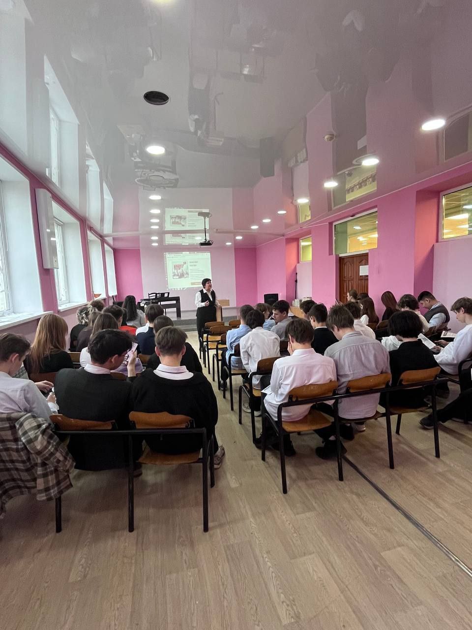 photo 5303478342579326514 y